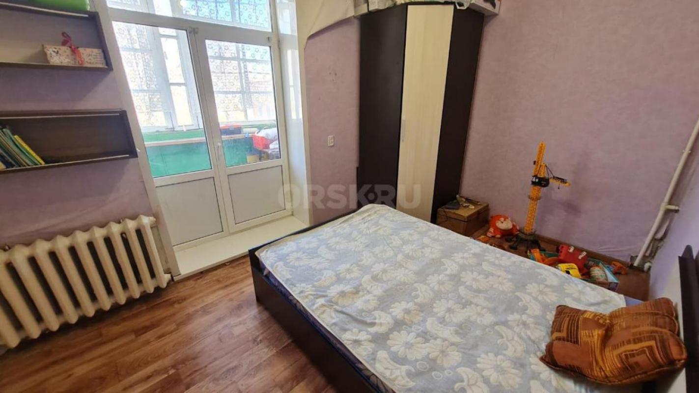 Продам просторную 3-х комнатную квартиру, расположенную на 2-м этаже 2-х этажного дома по адресу: ул - Орск