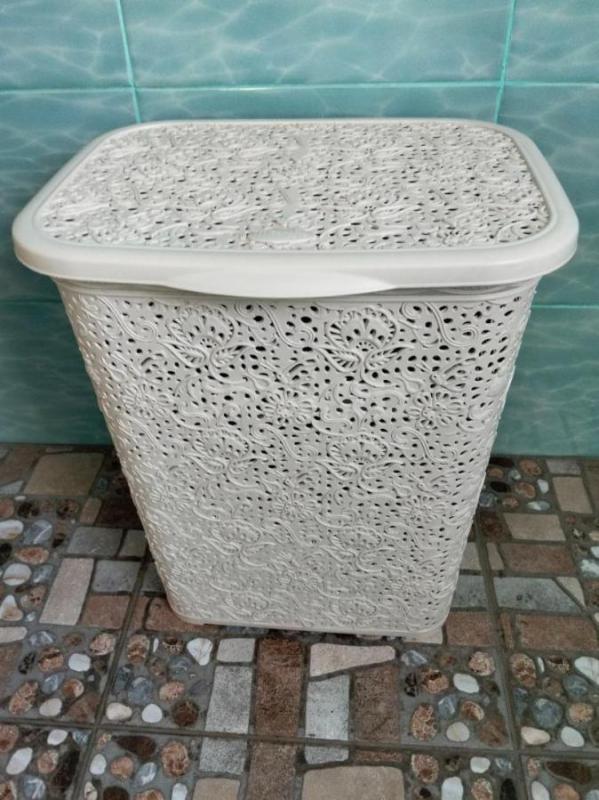 Продам стеллаж для унитаза в норм. состоянии, корзину для белья 40 л. - Орск