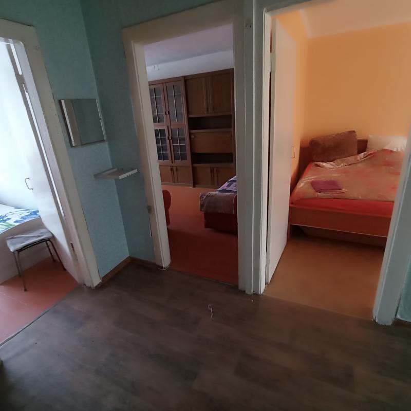 Продаю большую квартиру с раздельными ходами рядом с 6 школой, требуется ремонт, но квартира жилая, - Новотроицк