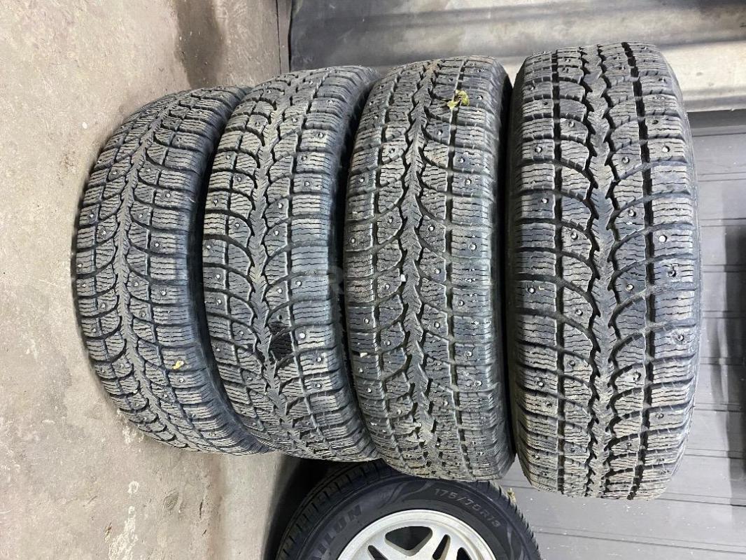 R13 и R14: Продам  комплект зимних колес R13 на ВАЗовских дисках , все шипы на месте, Отбалансирован - Орск