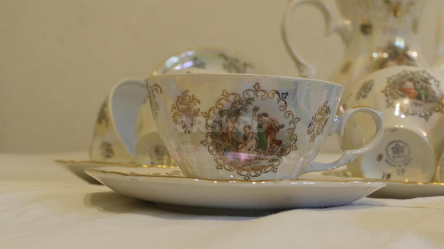 Мадонна - чайный сервиз на 12 персон, произв-во Kahla, ГДР, 55 предметов:
1) чайник доливной,
2) ч - Орск