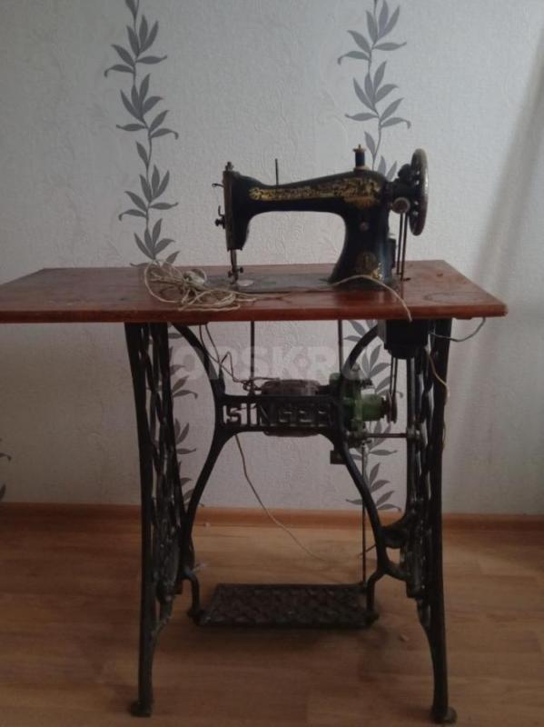 Машинка швейная старая, не знаю название на  зингеровском столе с электрическим приводом в рабочем с - Орск