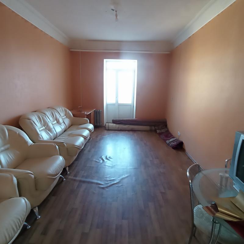 Продаю квартиру в хорошем состоянии, окна пластик, в ванной кафель, высокие потолки и раздельные ход - Новотроицк