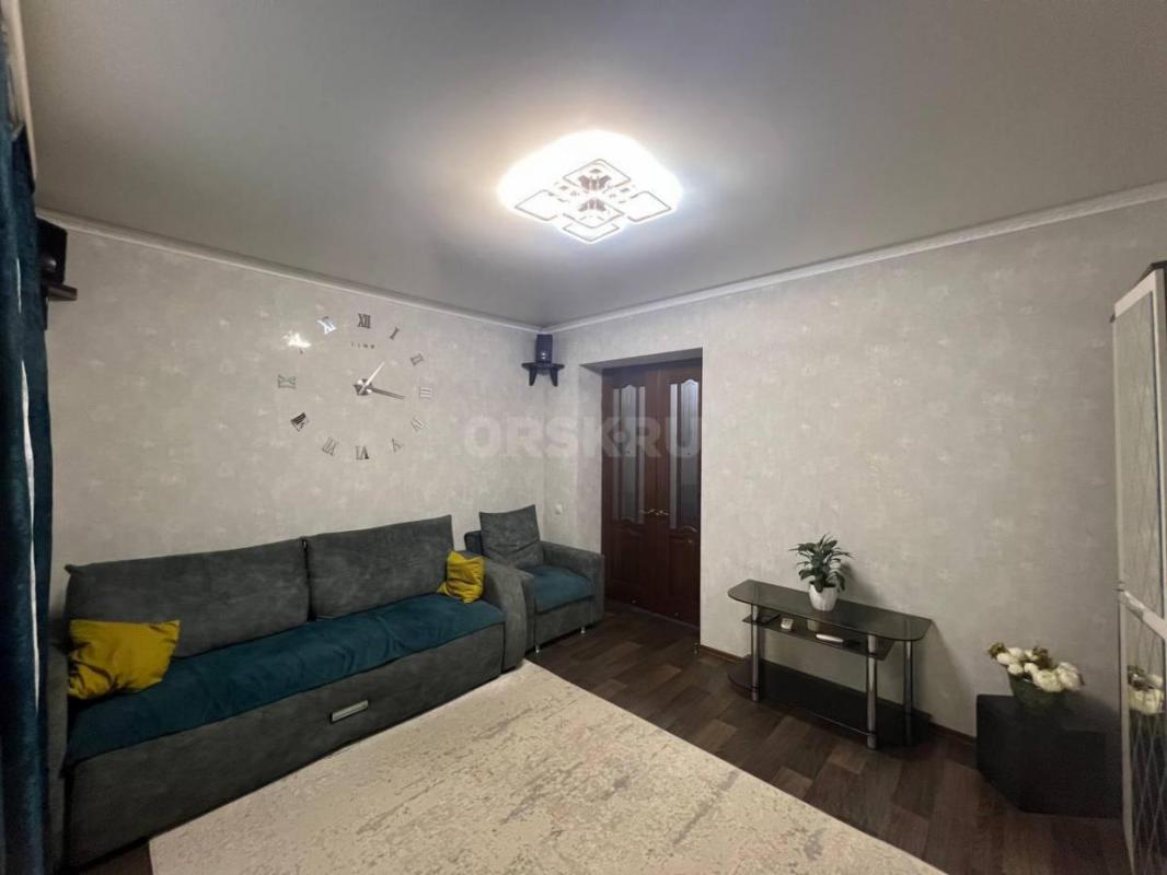 Предлагаем вашему вниманию светлую трехкомнатную квартиру в самом сердце города, расположенную на пе - Орск