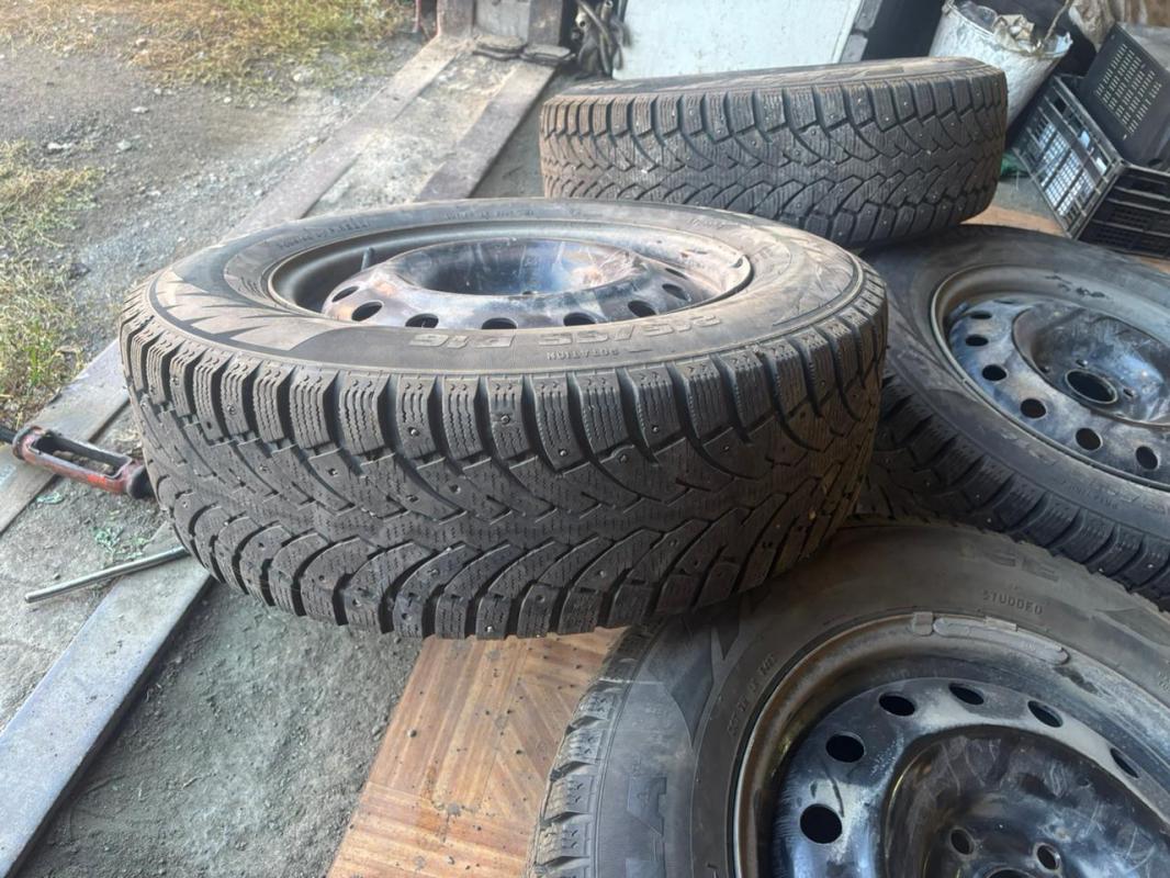 Зимние шины на штампованных дисках (215/65R16б/у - Новотроицк