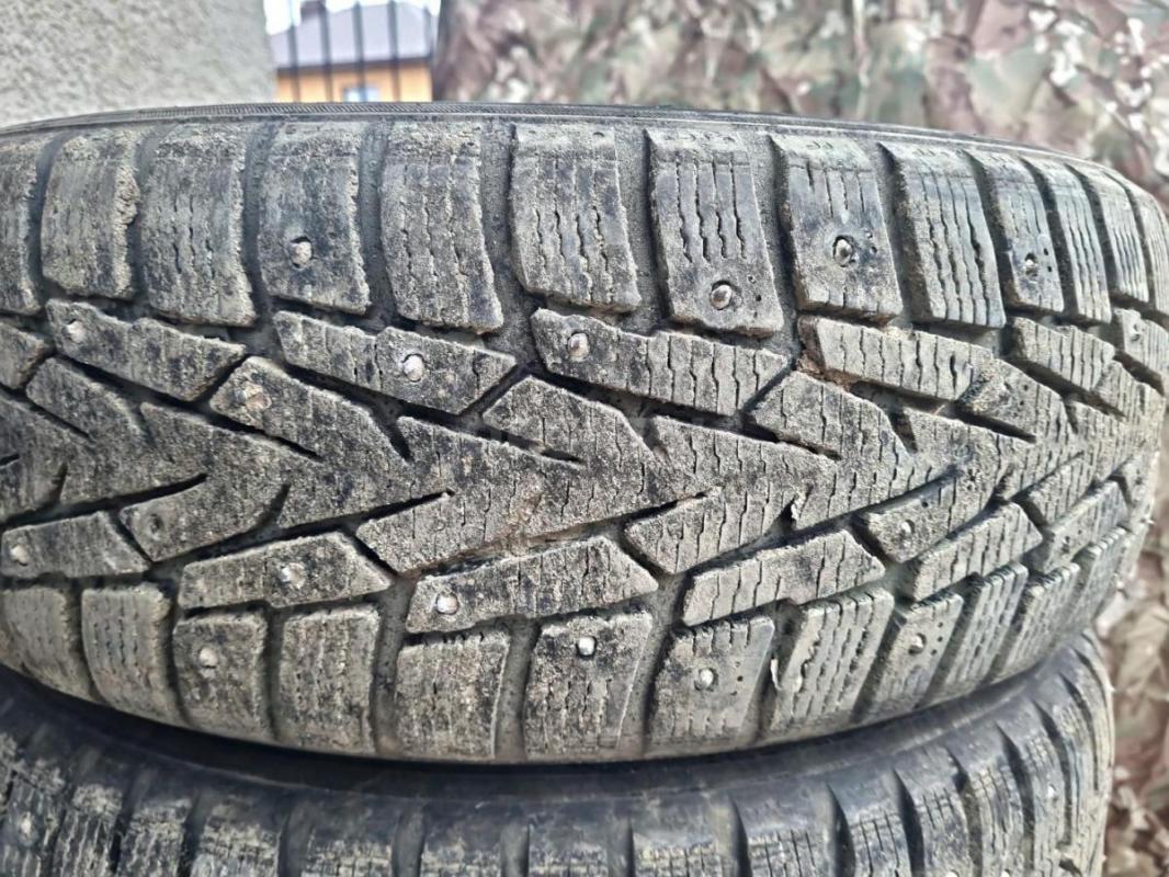 Шипованые шины Nokian 185/60/15 в отличном состоянии. - Орск