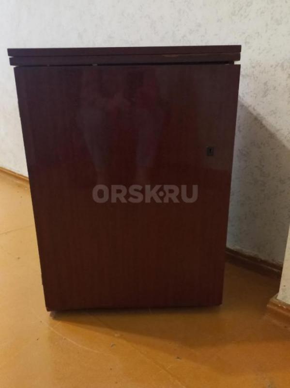 Машина электрическая бытовая швейная Чайка 142М с ножным приводом б/у. - Орск