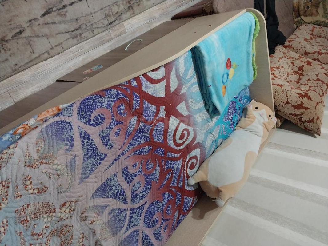 Продам односпальную кровать б/у с ящиками + с двустороннем матрасом светлая,ящики цвета кофе с молок - Орск