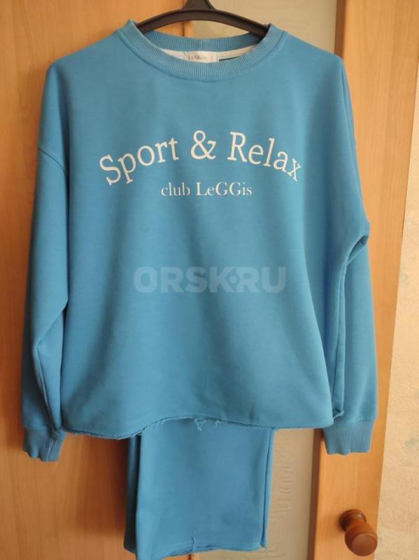 Спортивные костюмы в отличном состоянии,размеры 42(салатовый),44(черный с серыми лампасами),красный - Орск