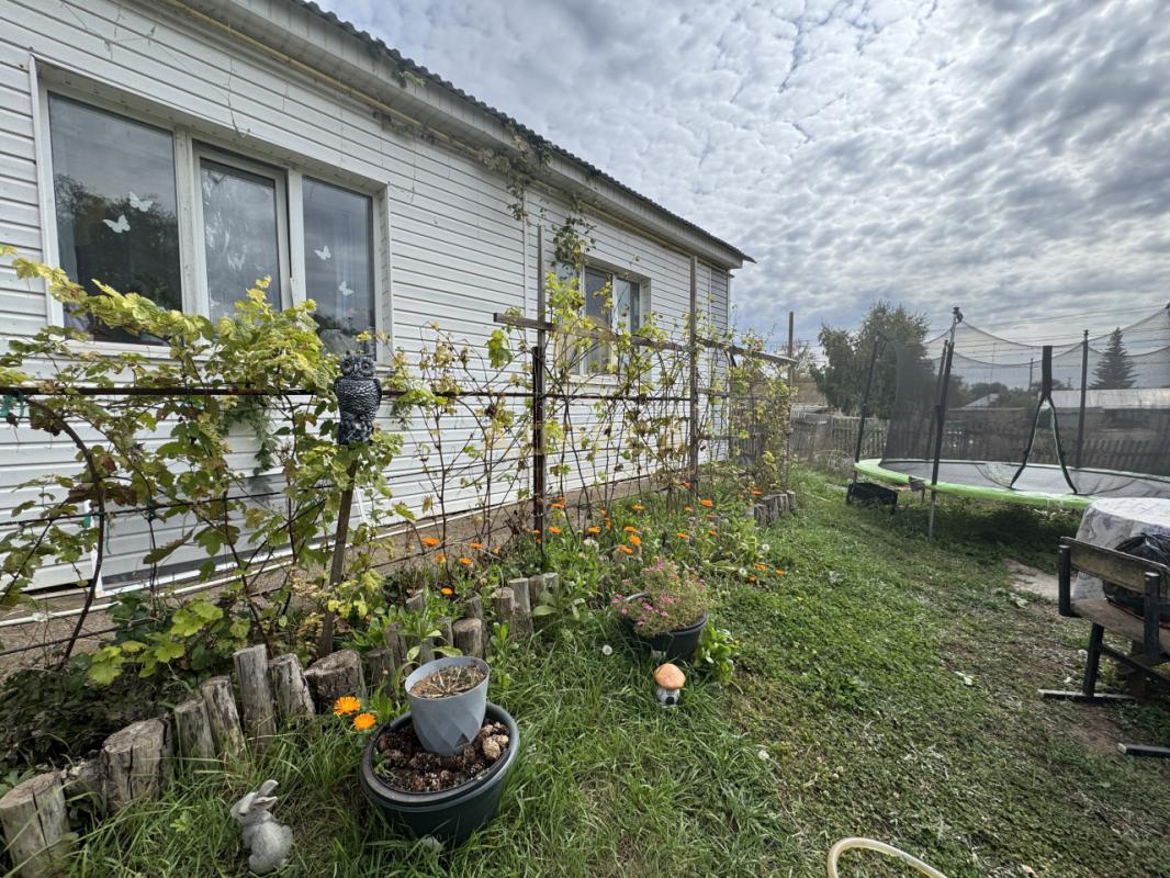 Продается уютный дом в живописной деревне 30 минут от города, окруженной зелеными полями и лесами, и - Оренбург