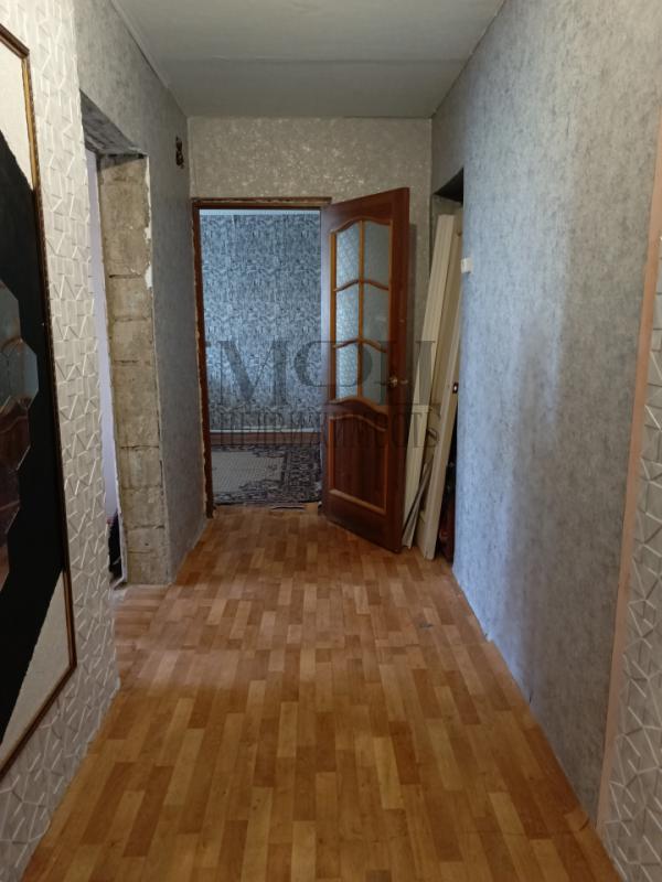 Продается в общежитии  1 комнатная квартира с большой просторной кухней, отдельным санузелом. - Орск