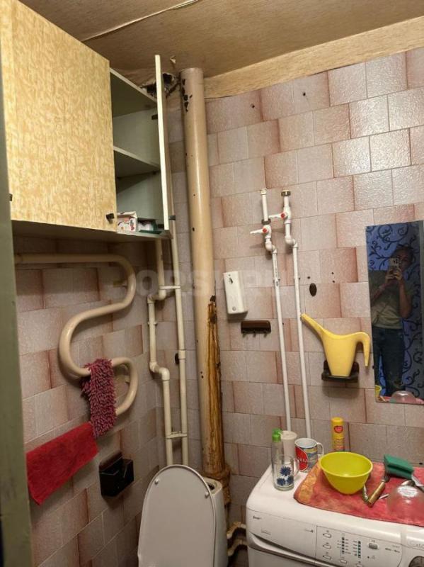 Продается 1/2 доля просторной трехкомнатной квартиры , ул. - Орск