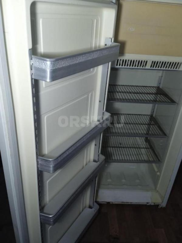 Продам холодильник, работает ,морозит и охлаждает. - Гай