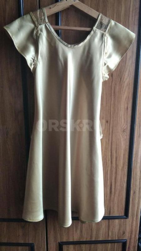 Продам нарядное платье золотого цвета из атласа для девочки. - Орск