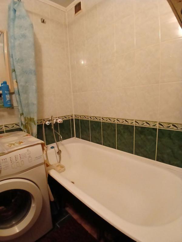 Продается 2-комнатная квартира с раздельными ходами ( распашонка)   по адресу: г. - Новотроицк