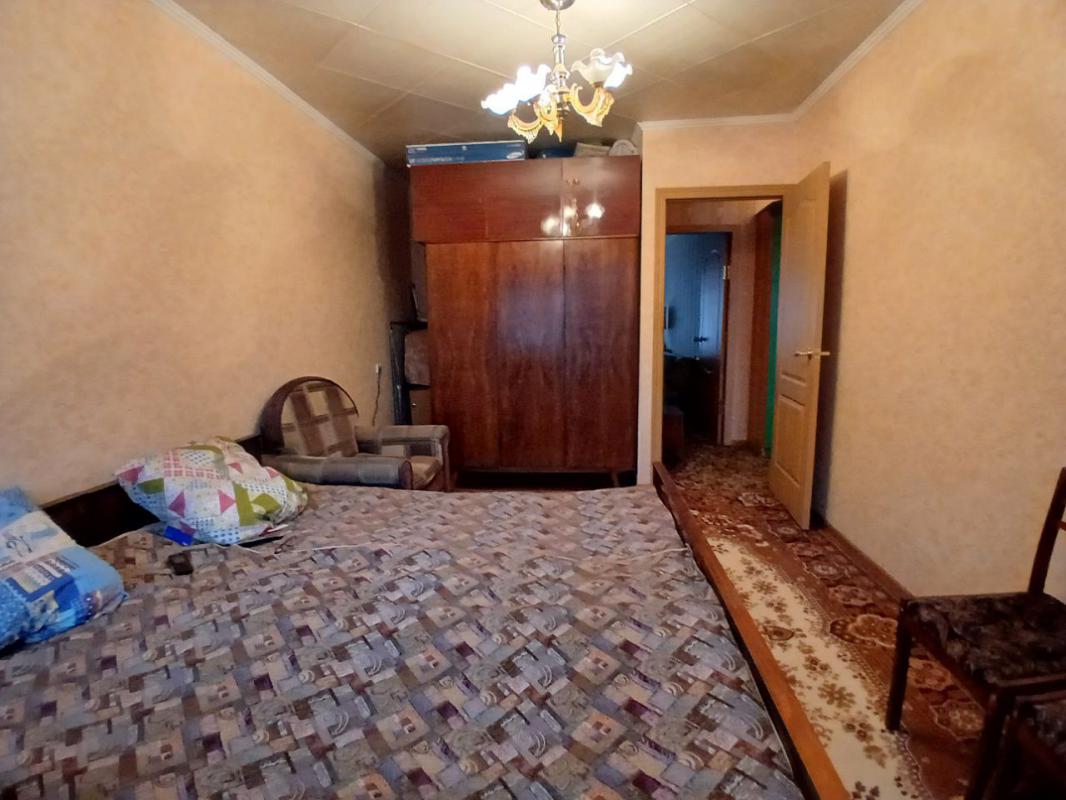 Продается 2-комнатная квартира с раздельными ходами ( распашонка)   по адресу: г. - Новотроицк