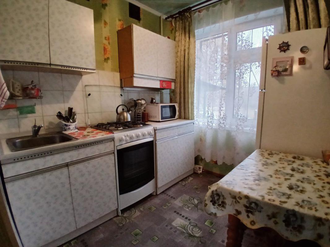 Продается 2-комнатная квартира с раздельными ходами ( распашонка)   по адресу: г. - Новотроицк