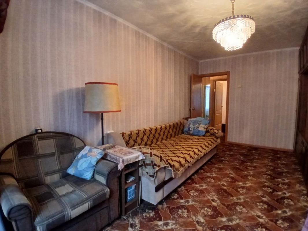 Продается 2-комнатная квартира с раздельными ходами ( распашонка)   по адресу: г. - Новотроицк