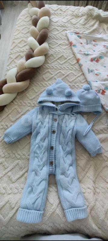 Продам вязаный комплект для новорождённых размер 68 в комплекте шапка и пинетки . 1000 р - Орск