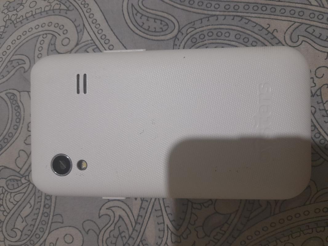 Продаю свой мобильный телефон в белом цвете Oyster Arctic 350 экран без дефектов на задней крышке сб - Новотроицк