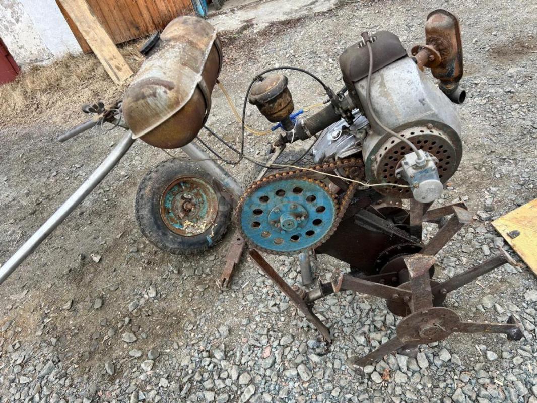 Продам мотоплуг в отличном состоянии 
Запускается с пол оборота 
Фаркоп для перевозки
Цена 10000 - Гай