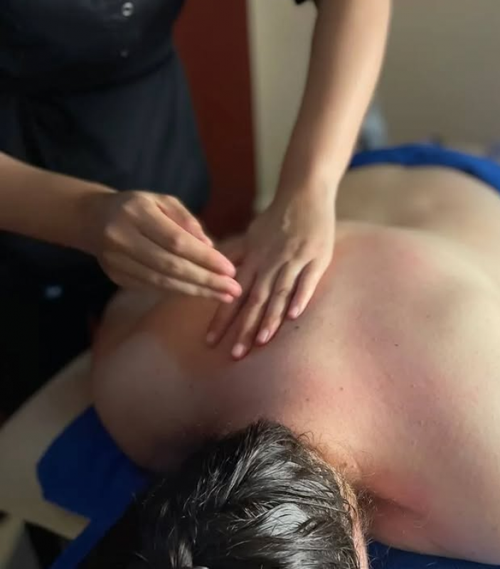 Массажист с медицинским образованием, проминаю глубоко все группы мышц+стретчинг, запись WhatsApp ил - Орск