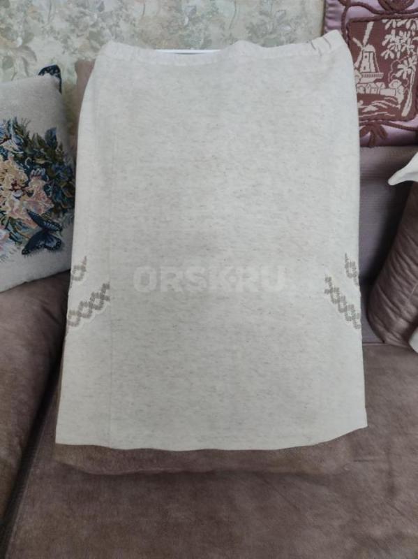 Костюм женский трикотажный, состоит из жакета и юбки,   и на жакета, и на юбке вставки из плетеного - Орск