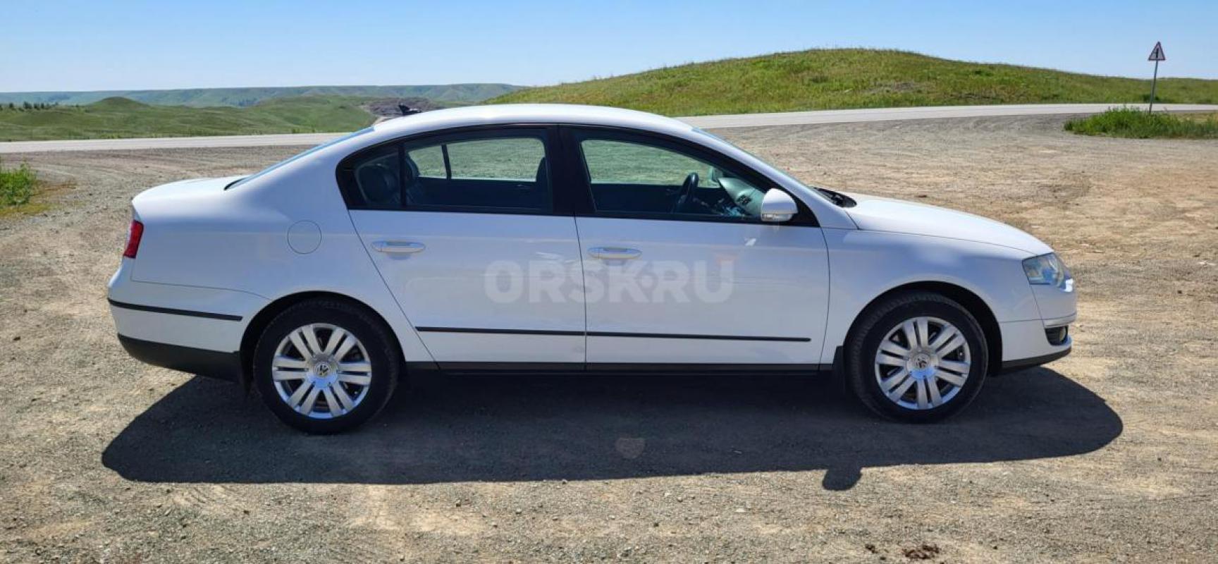 Продается автомобиль Volkswagen Passat B6 2008 года в хорошей комплектации белого цвета с двигателем - Медногорск