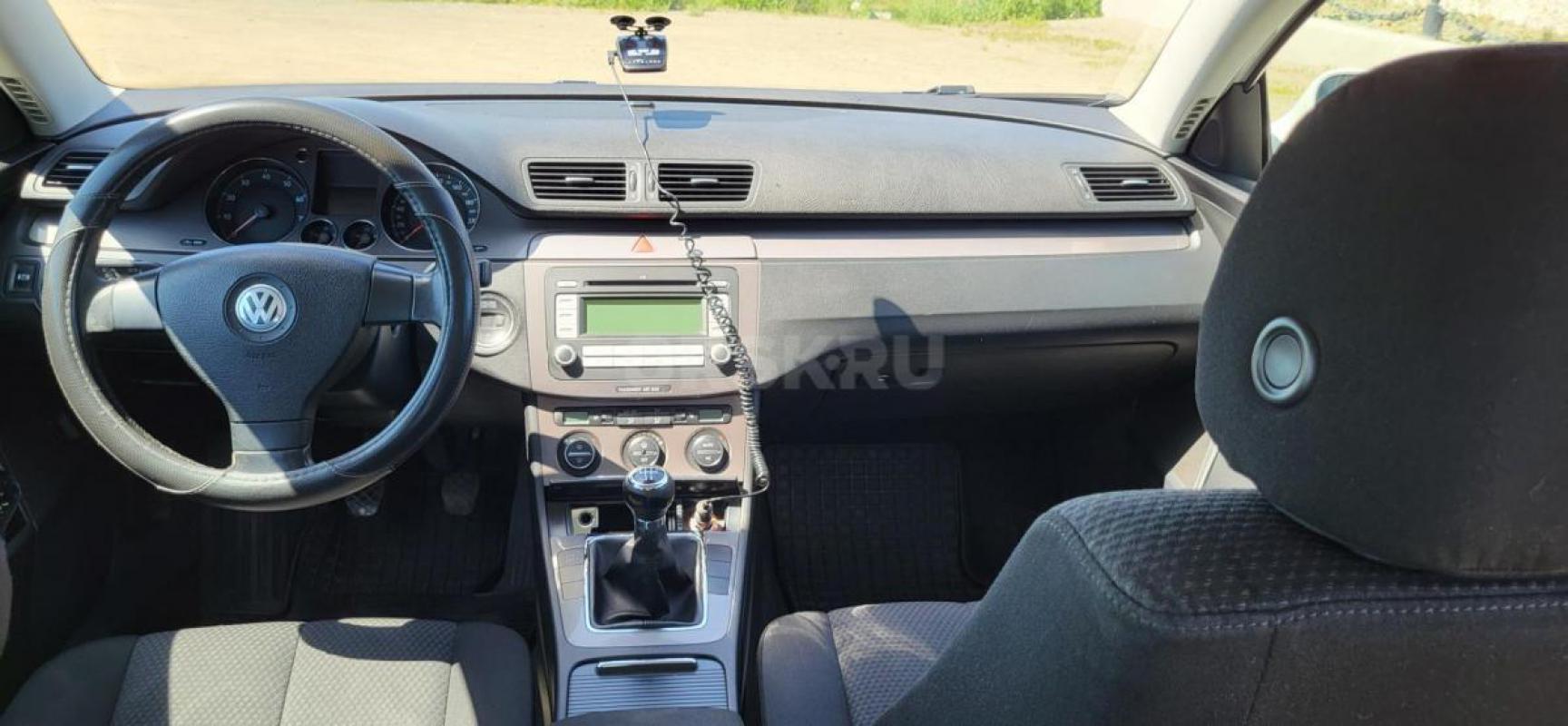 Продается автомобиль Volkswagen Passat B6 2008 года в хорошей комплектации белого цвета с двигателем - Медногорск