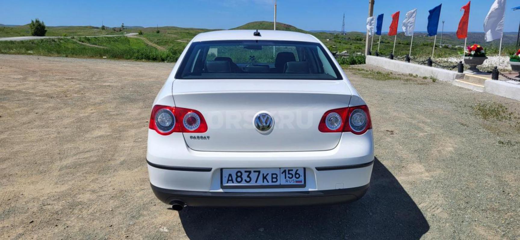 Продается автомобиль Volkswagen Passat B6 2008 года в хорошей комплектации белого цвета с двигателем - Медногорск