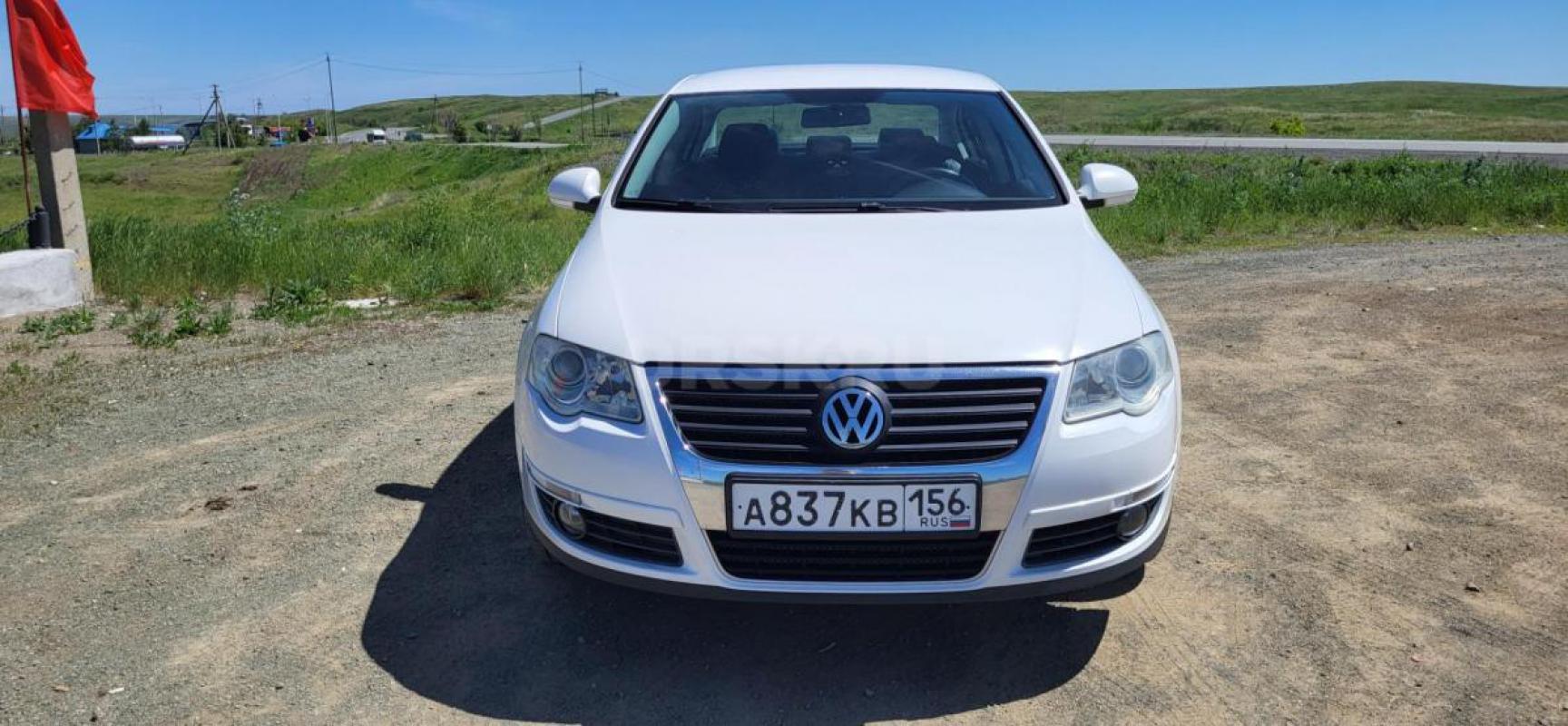 Продается автомобиль Volkswagen Passat B6 2008 года в хорошей комплектации белого цвета с двигателем - Медногорск