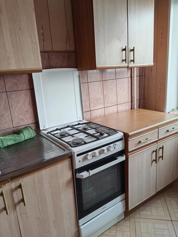 Светлая, очень тёплая квартира, комнаты все изолированные , большие, кухня 6м, балкон, есть мебель, - Новотроицк