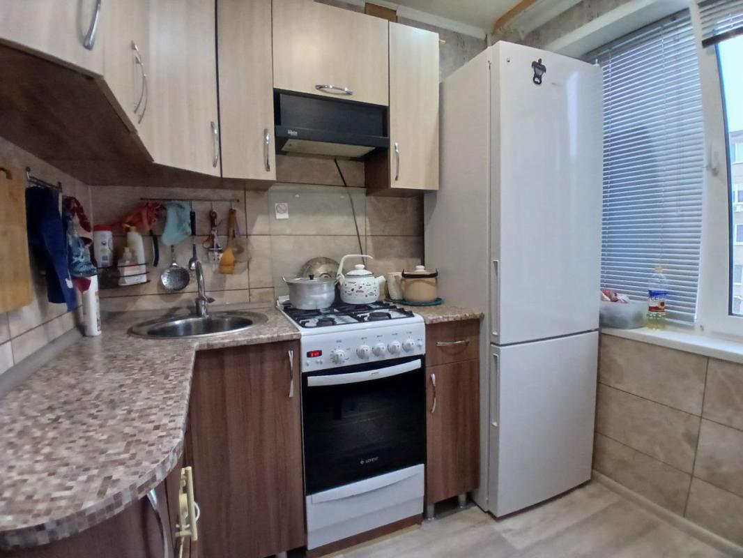 Продается 2-комнатная квартира с раздельными ходами (распашонка) на комфортном третьем этаже по адре - Новотроицк