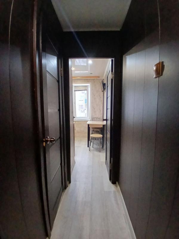 Продается 2-комнатная квартира с раздельными ходами (распашонка) на комфортном третьем этаже по адре - Новотроицк