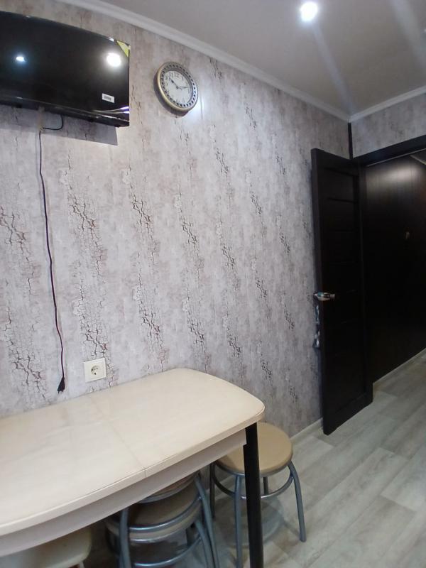 Продается 2-комнатная квартира с раздельными ходами (распашонка) на комфортном третьем этаже по адре - Новотроицк