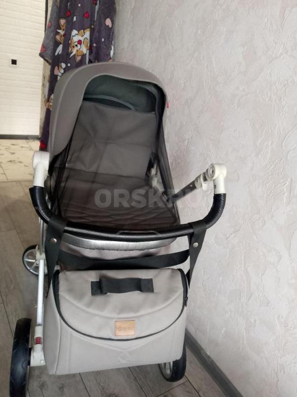 Продам коляску трансформер полностью укомплектована ( тёплый конверт, варежки, чехлы для колёс, сумк - Орск