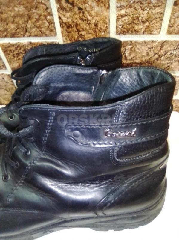 черные мужские ботинки -кожа раз 42-43 один недостаток видно на фото на работу замка это не влияет м - Орск