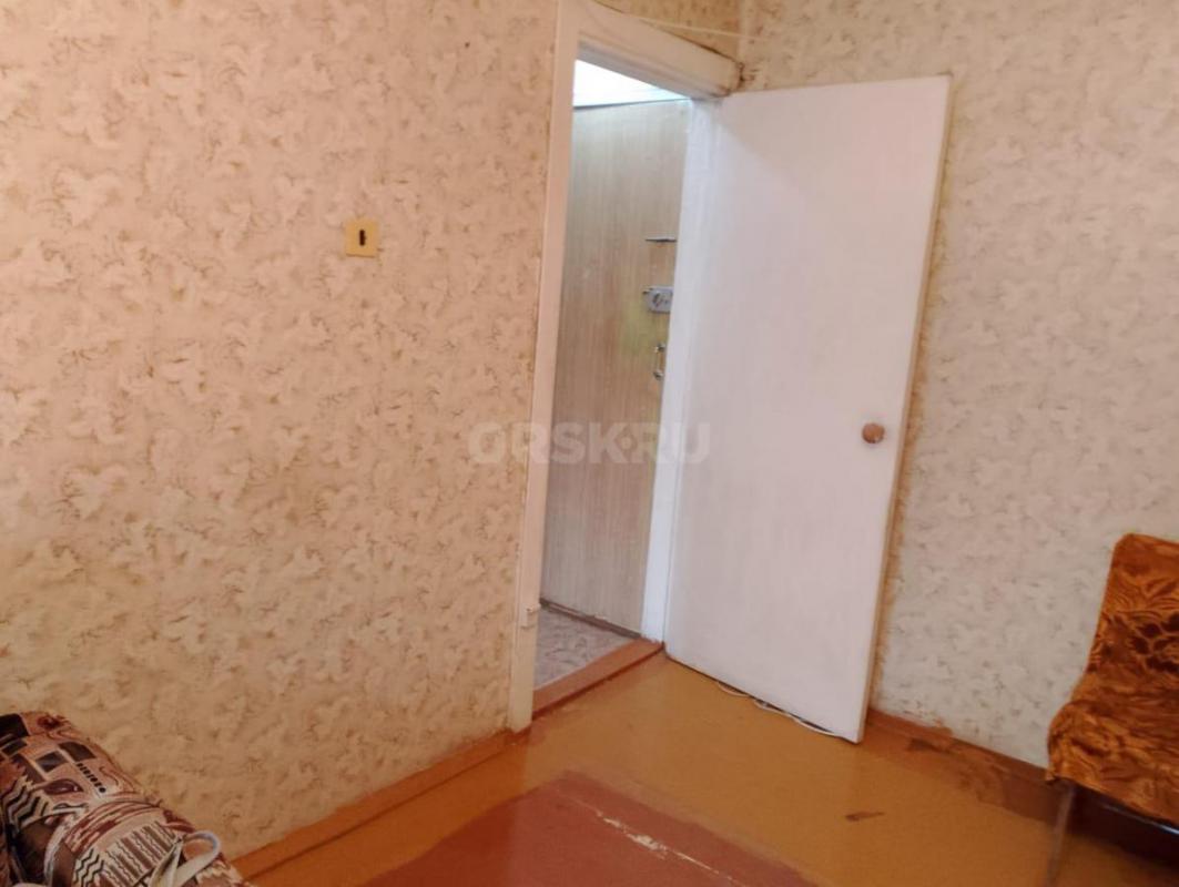 Продам 1 комнатную квартиру на Луче.
2 этаж,балкон застеклен. - Орск