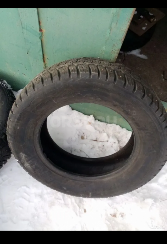 1зимний баллон р 15 стоял на волге, протектор как новый, мощный, шипы почти все свои, долго лежит в - Орск