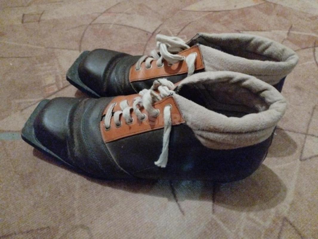 Продам лыжи деревянные мужские с ботинками и палками, б/у,  СССР. - Орск