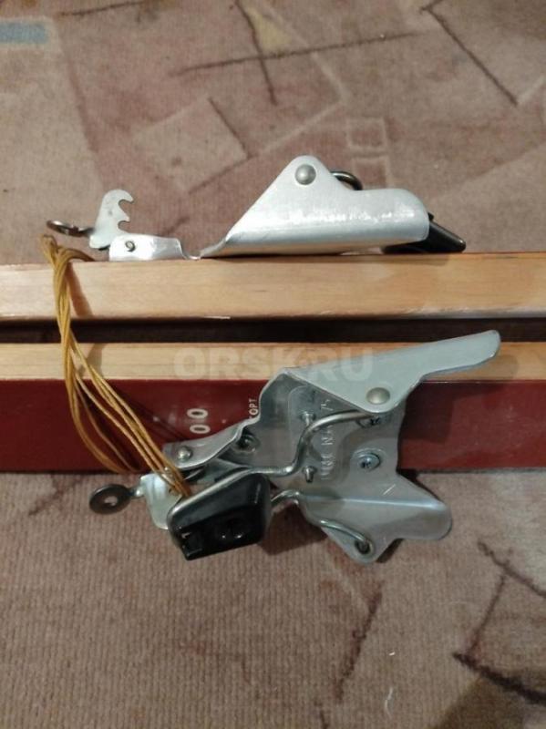 Продам лыжи деревянные мужские с ботинками и палками, б/у,  СССР. - Орск