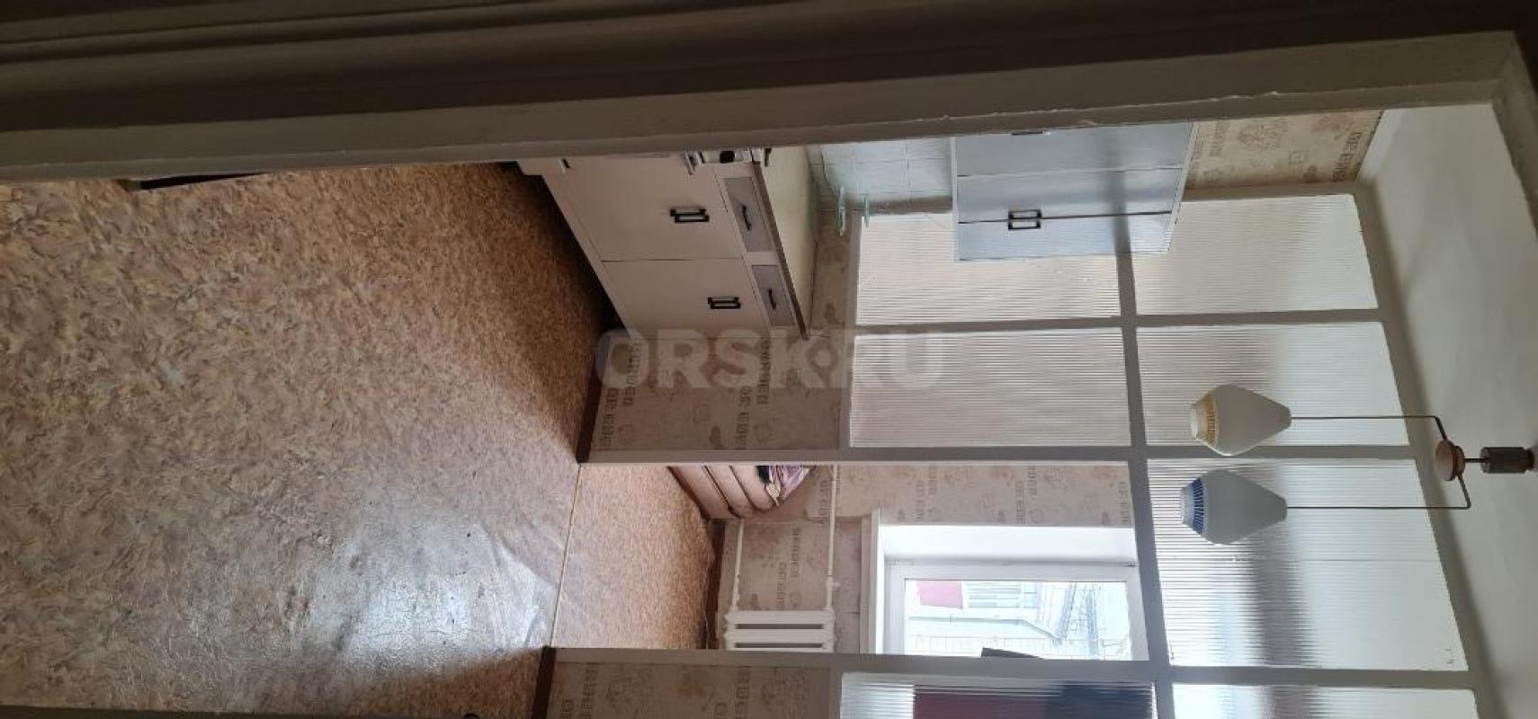 Двухкомнатная квартира старого типа,теплая,светлая,два балкона-во двор и на пер. - Орск