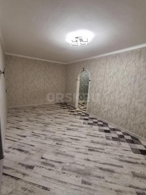 Продается двухкомнатная квартира в пятиэтажном доме на пятом этаже. - Орск