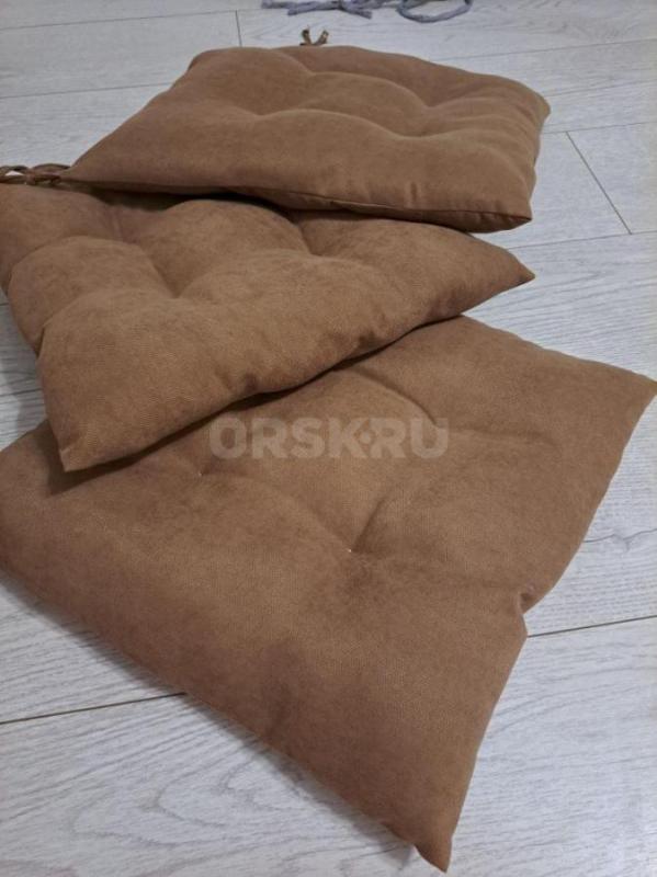 Продам подушки на стулья в отличном состоянии(новые практически),размером 40х40 см. - Орск