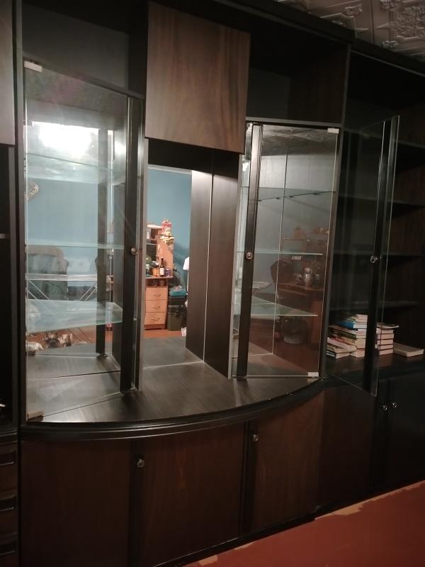 Шкаф для посуды со стеклянными полками и зеркалами, нижняя часть это тумбочка с двумя отделениями, в - Орск