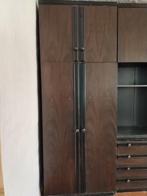 Шкаф для посуды со стеклянными полками и зеркалами, нижняя часть это тумбочка с двумя отделениями, в - Орск