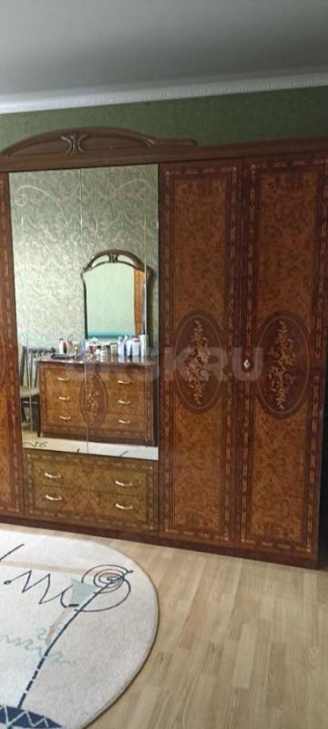 Продам импортный спальный гарнитур: шкаф, кровать, 2 тумбочки и комод с зеркалом. - Орск