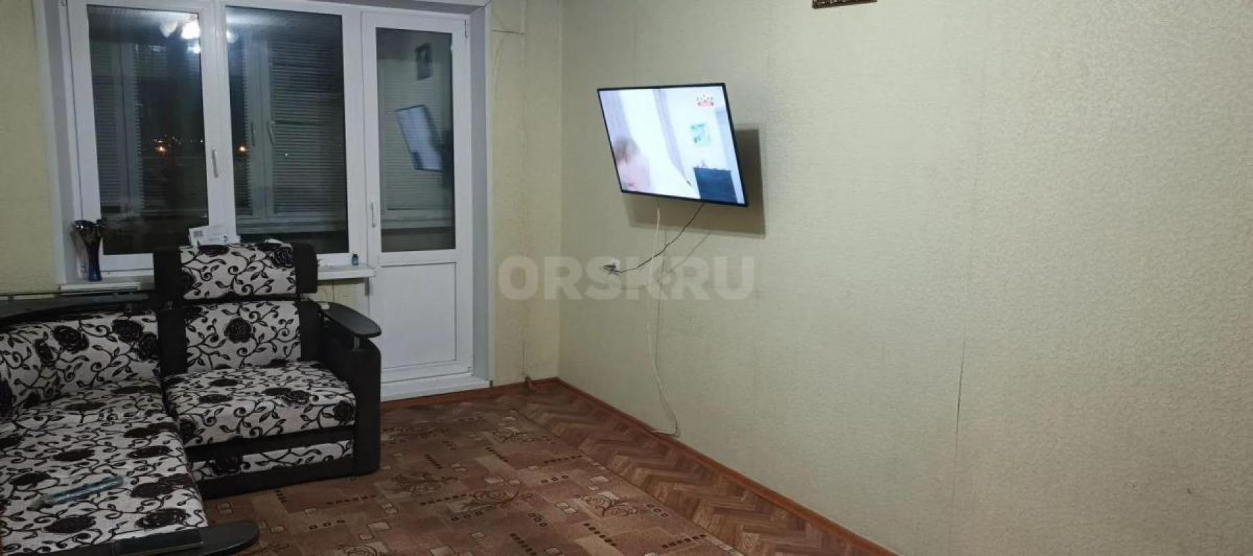 Сдам 2х ком кв , очень тёплая, балкон утеплённый, с мебелью и необходимой техникой, на длительный ср - Орск