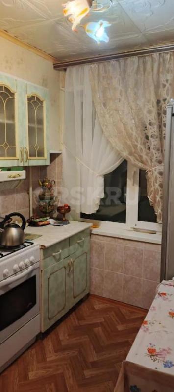 Сдам 2х ком кв , очень тёплая, балкон утеплённый, с мебелью и необходимой техникой, на длительный ср - Орск