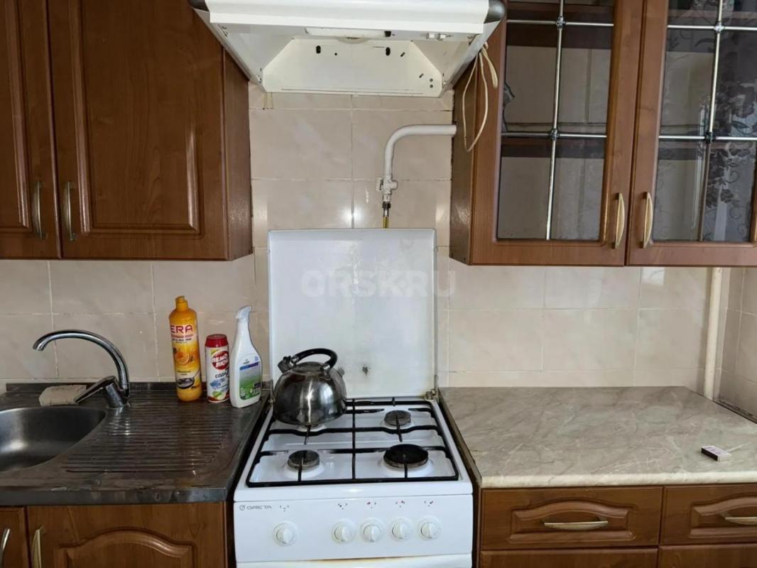 Сдам тёплую 1 однокомнатную квартиру с застеклённым балконом, с косметическим ремонтом остановка Тра - Орск